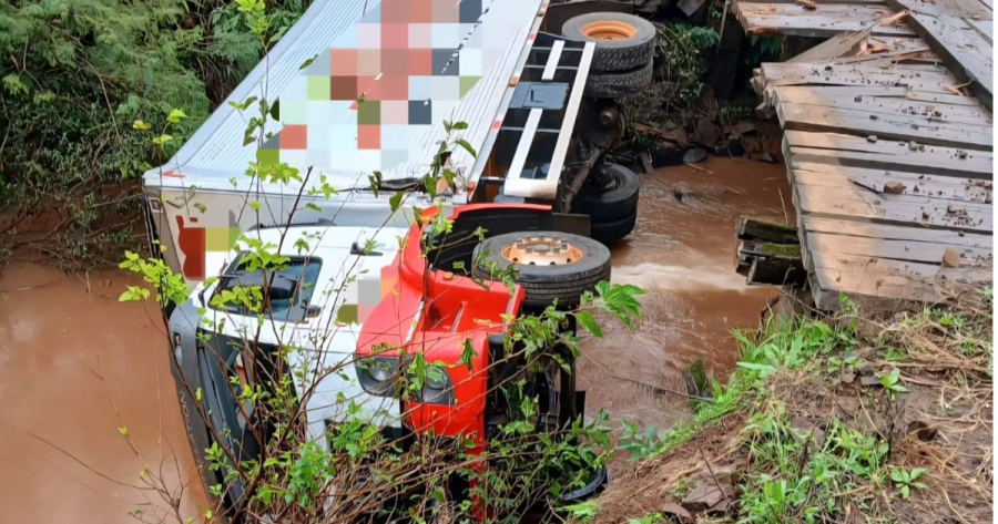 Caminhão sai da pista e despenca de ponte entre Almirante Tamandaré do Sul e Coqueiros do Sul