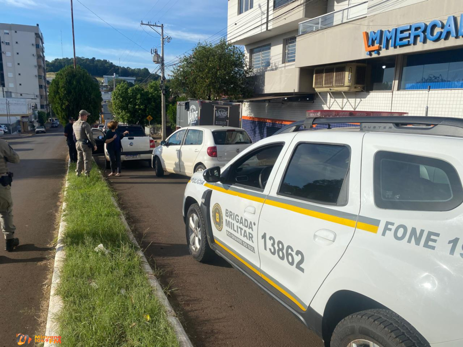 Colisão lateral entre dois veículos é registrada na Vila Maria em Sarandi